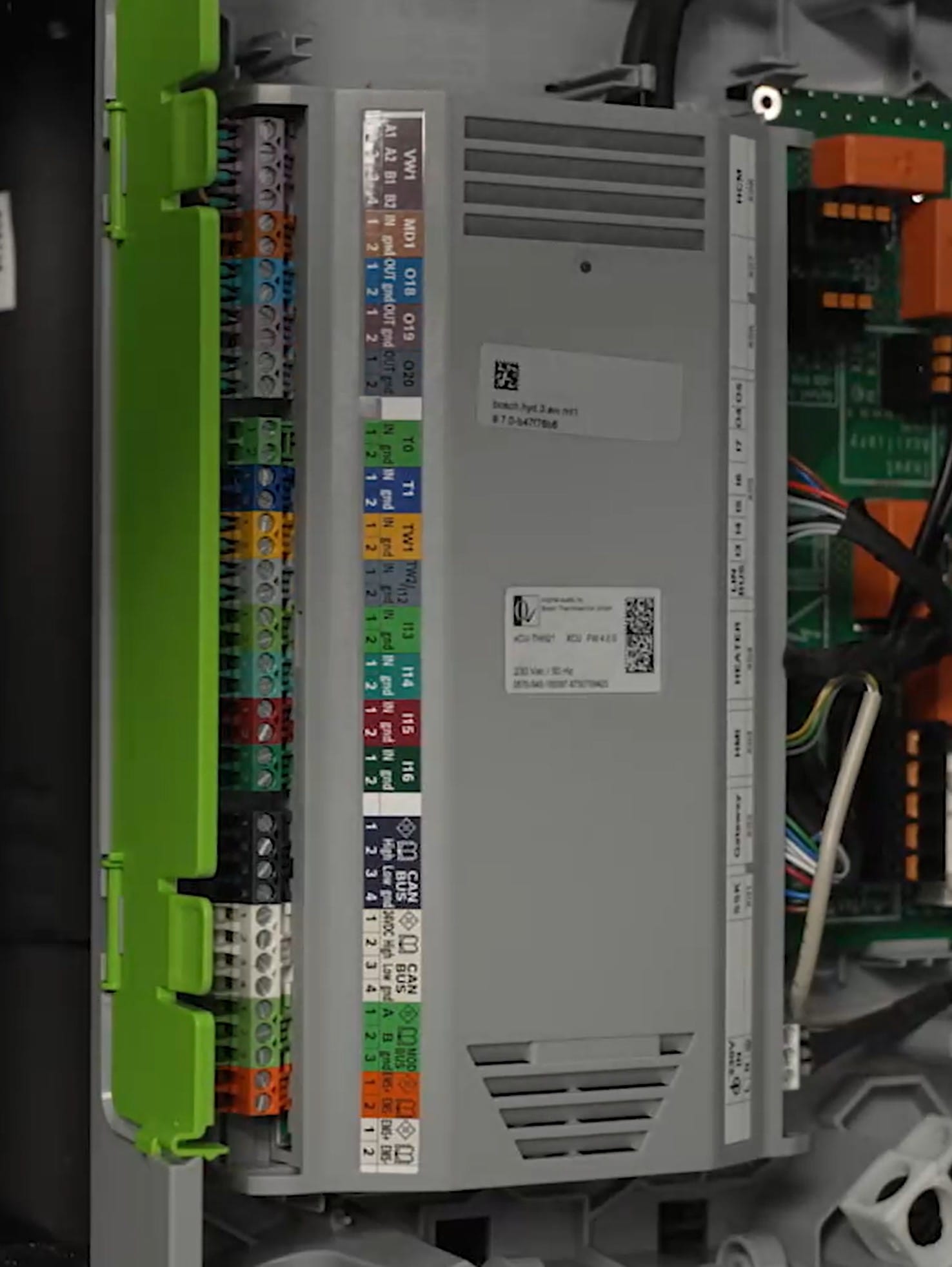 XCU-THH heat pump controller. --Image copyright Bosch Thermotechnik GmbH, Buderus Deutschland--